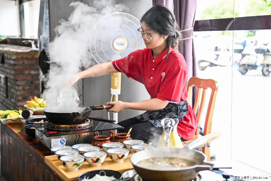 全网追的“扁担女孩”,找了一份暑假工,时薪12元 - 黄冈生活资讯 - 黄冈28生活网 hg.28life.com
